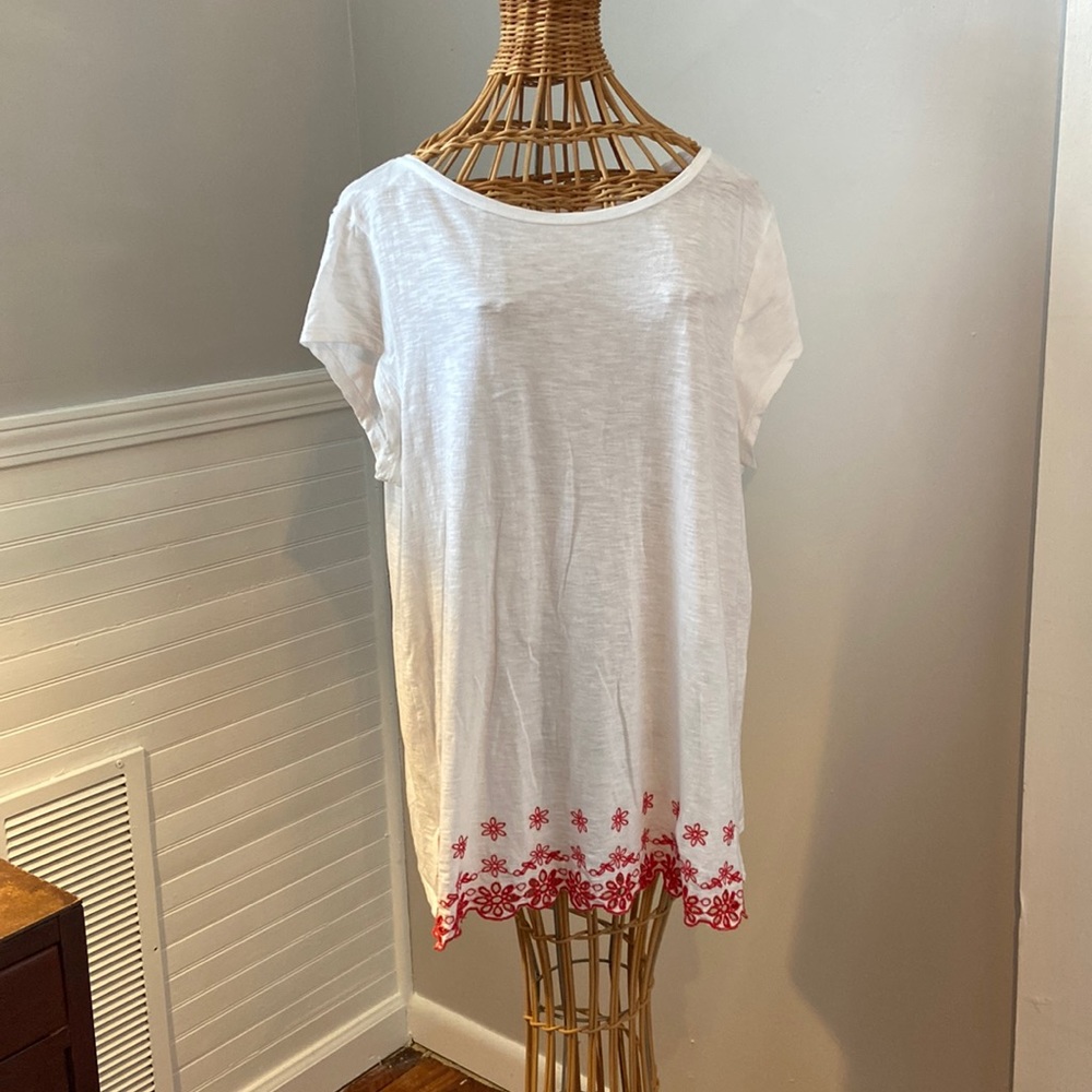 Loft Tunic T-shirt with Red appliqué along front bottom hem.  Large